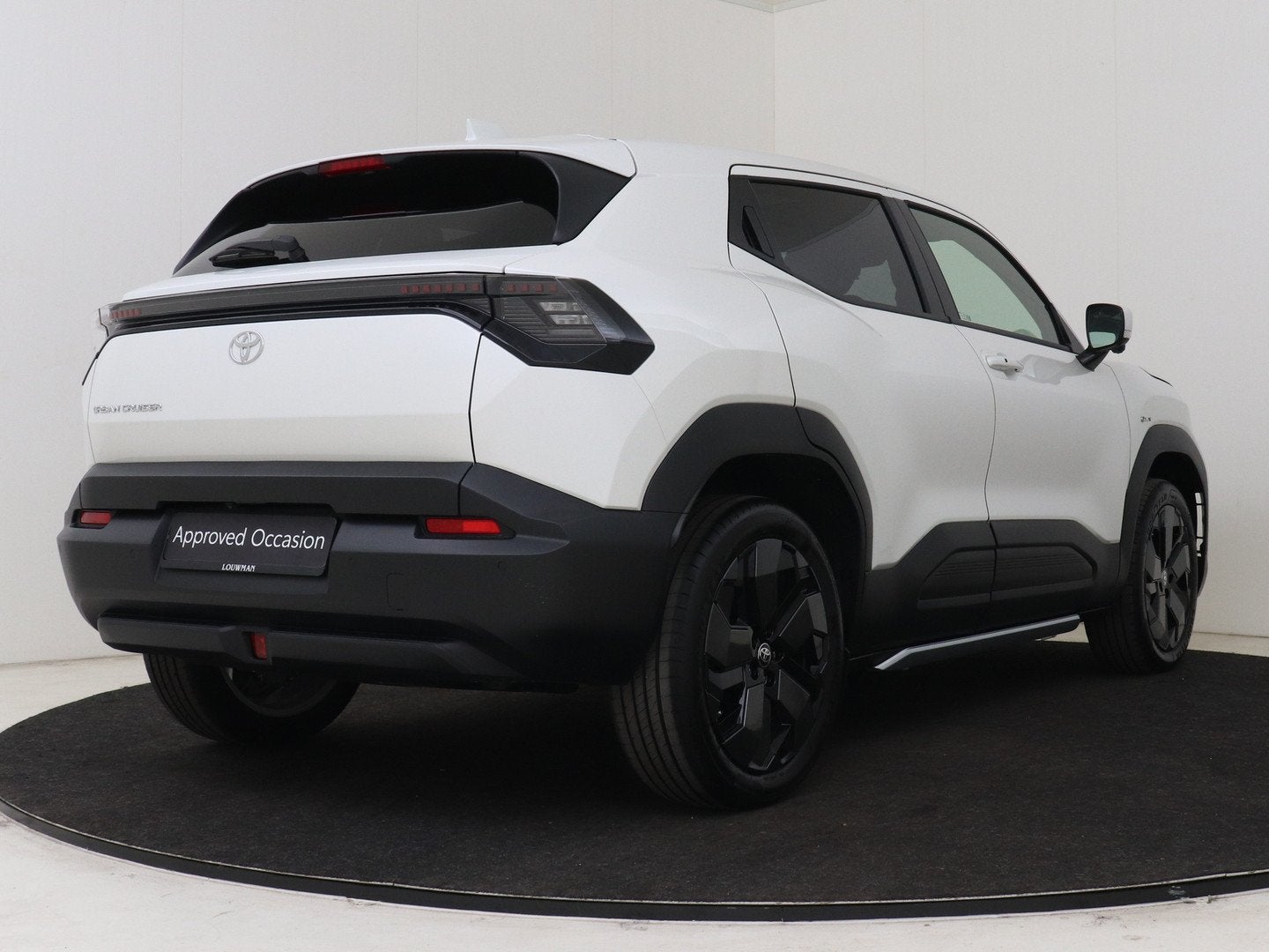 Toyota Urban Cruiser Executive 61 kWh (bj 2026, automaat), Auto's, Zwart, Leder en Stof, Wit, Urban Cruiser