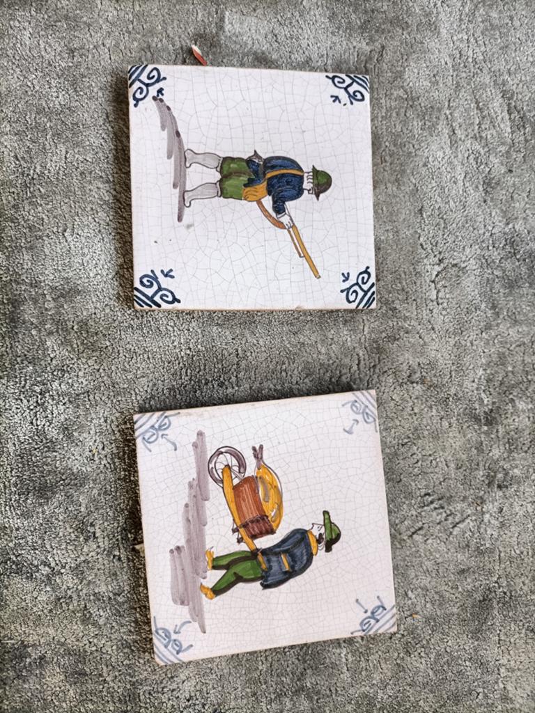 Twee fraaie oude tegeltjes met ambachtelijke afbeeldingen, Antiek en Kunst, Ophalen of Verzenden