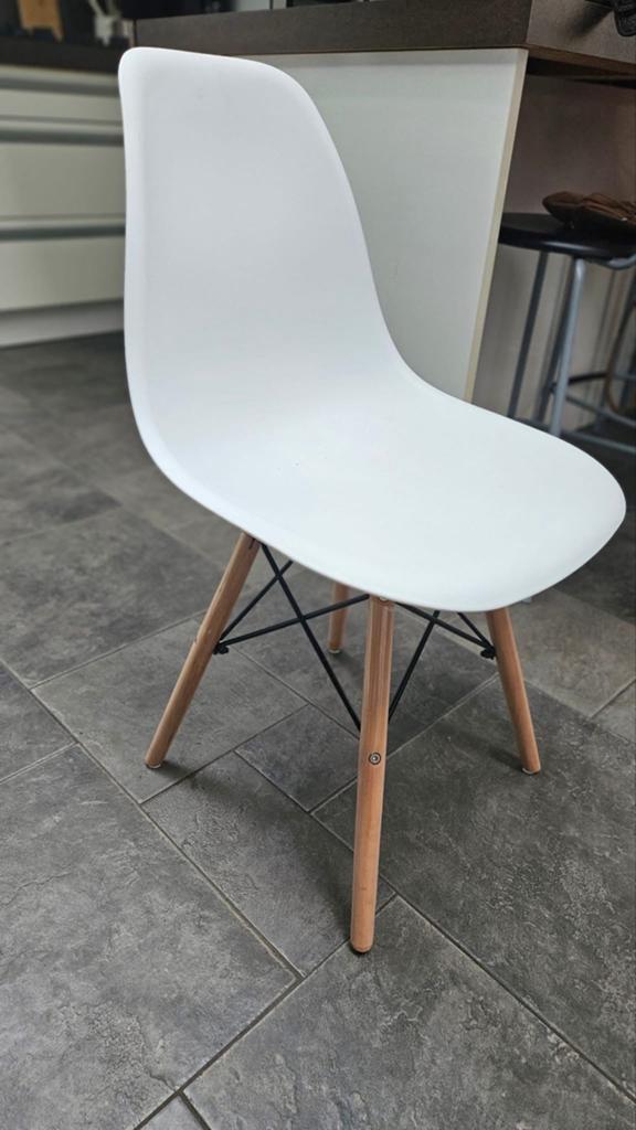 Witte Eames DSW stoel met houten onderstel | 6 stuks, Huis en Inrichting, Stoelen, Ophalen, Gebruikt, Wit, Vijf, Zes of meer stoelen