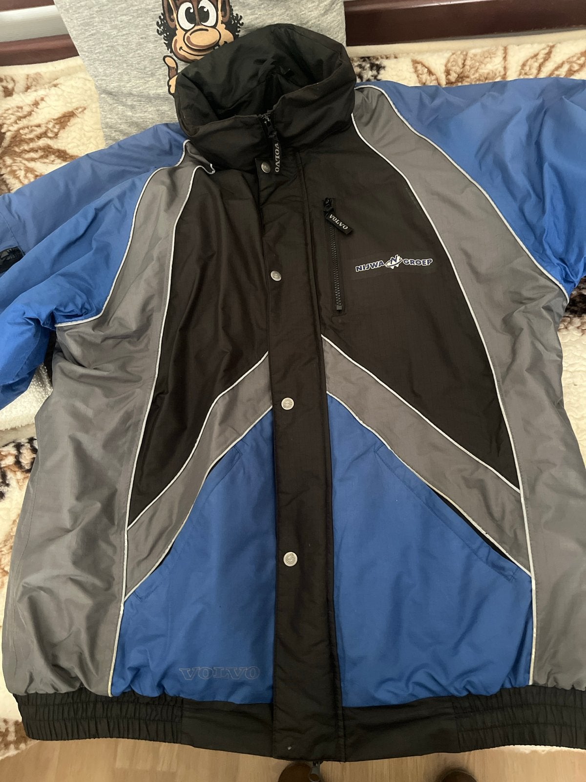 Volvo Nijwa Groep Jas - Blauw, Zwart, Grijs, Kleding | Heren, Ophalen of Verzenden, Zo goed als nieuw, Meerkleurig
