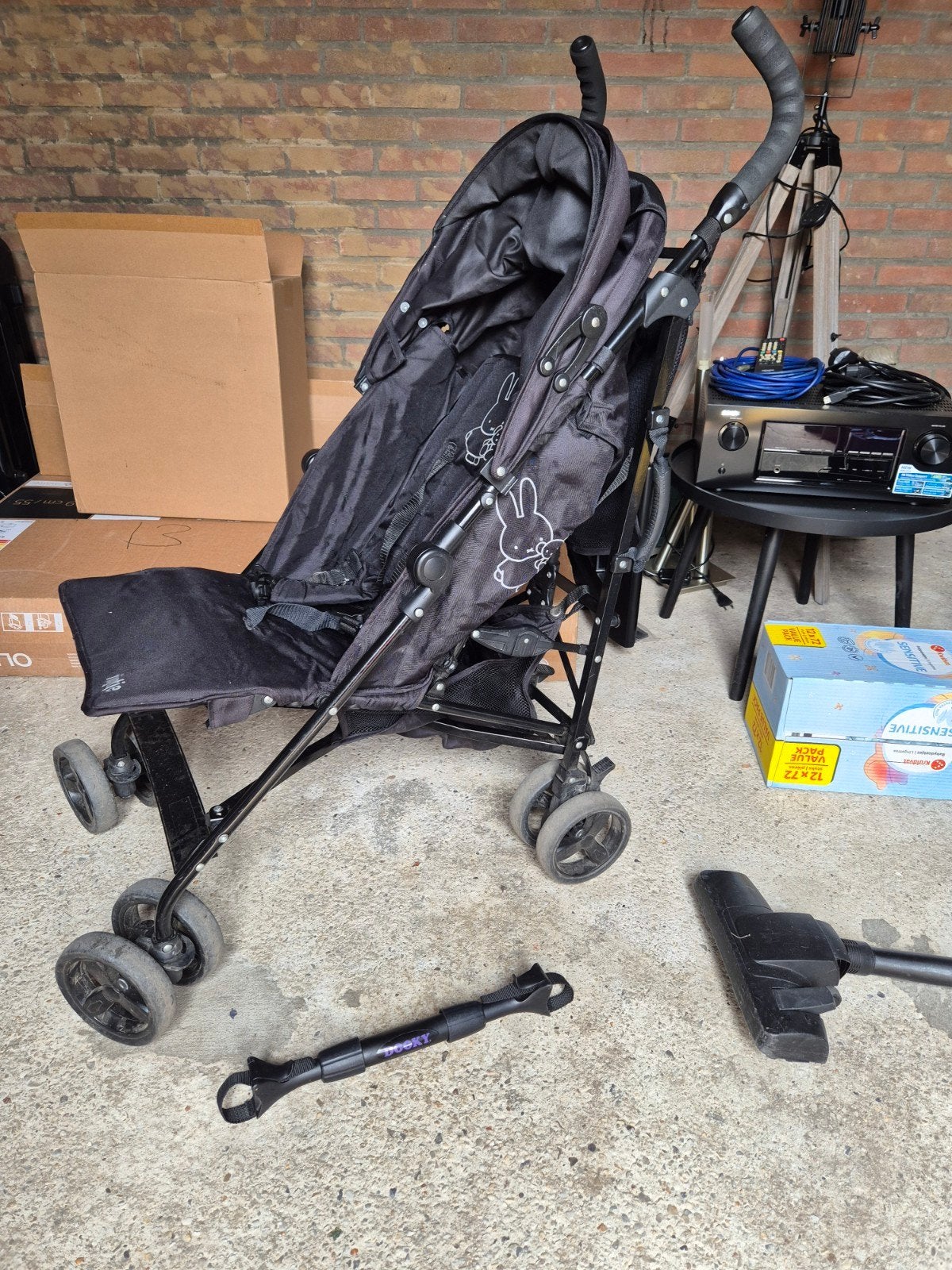 nijntje buggy zwart met duwstang, regenhoes en bagagenetje, Ophalen, Gebruikt, Verstelbare rugleuning