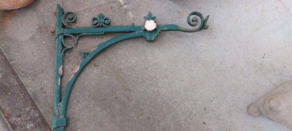 Smeedijzeren haak / hoeksteun leuk voor in de tuin., Ophalen