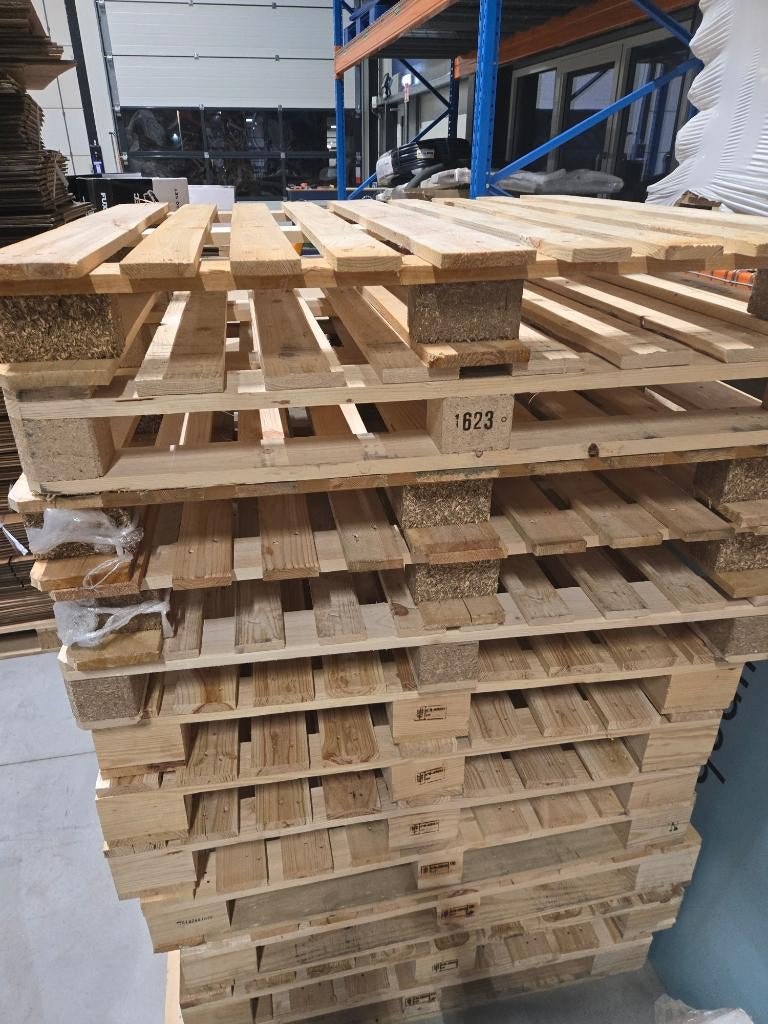 houten pallets 110 * 110 cm bijna nieuw  en goedkoop, Ophalen, Minder dan 25 mm, Zo goed als nieuw, Pallet
