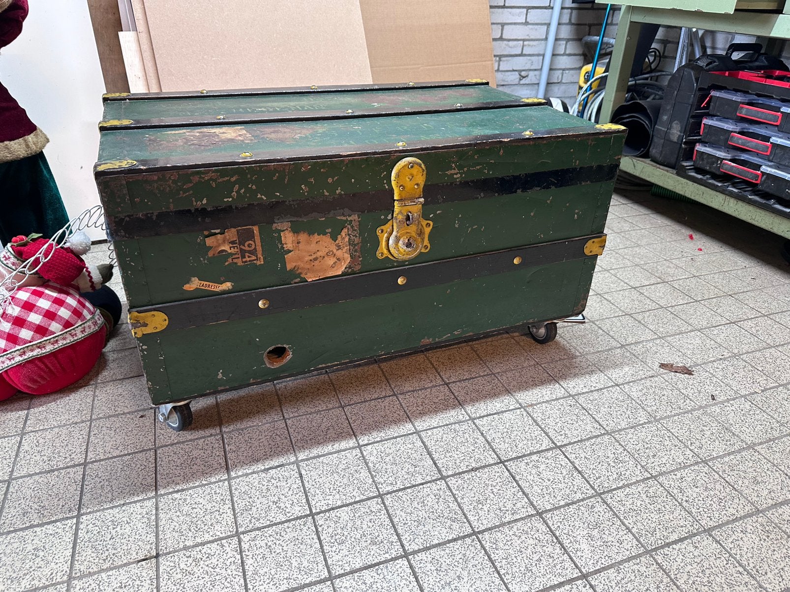 Oude reiskist op wielen (tv meubel), Ophalen, Zo goed als nieuw, Minder dan 50 cm