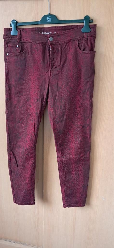 Rode skinny broek met slangenprint - High Rise Waist, Kleding | Dames, Broeken en Pantalons, Maat 42/44 (L), Ophalen of Verzenden