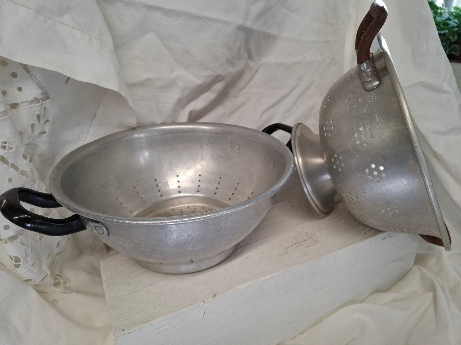 Set van 2 antieke aluminium vergieten, Antiek en Kunst, Ophalen of Verzenden