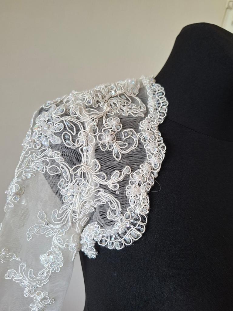 Elegante bruidsbolero met kant en pailletten - maat 38, Ophalen of Verzenden, Zo goed als nieuw, Wit, Accessoires
