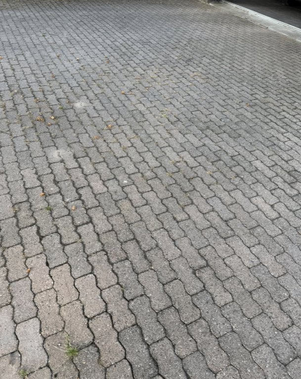 GRATIS: circa 10m2 klinkers, reeds uitgehaalden opgestapeld, Tuin en Terras, Ophalen, Gebruikt, Klinkers, 5 tot 10 m²