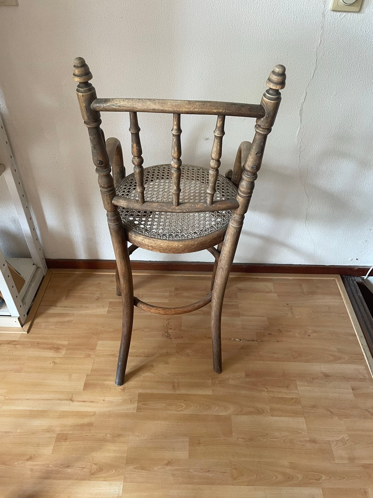 Antieke houten kinderstoel met rieten zitting, Ophalen