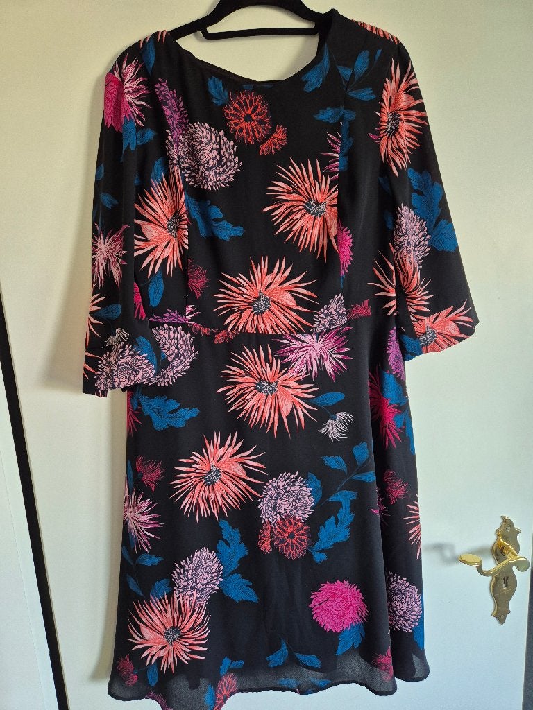 Zwarte bloemenjurk met driekwart mouwen, Maat 38/40 (M), Zwart, Ophalen of Verzenden, Zo goed als nieuw