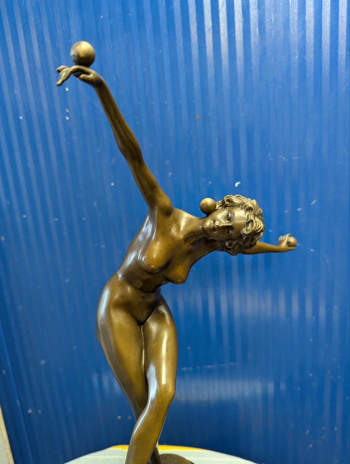 Bronzen beeld van danseres op marmeren sokkel, gesigneerd, Ophalen of Verzenden, Brons, 20 - 50 cm, Beeld