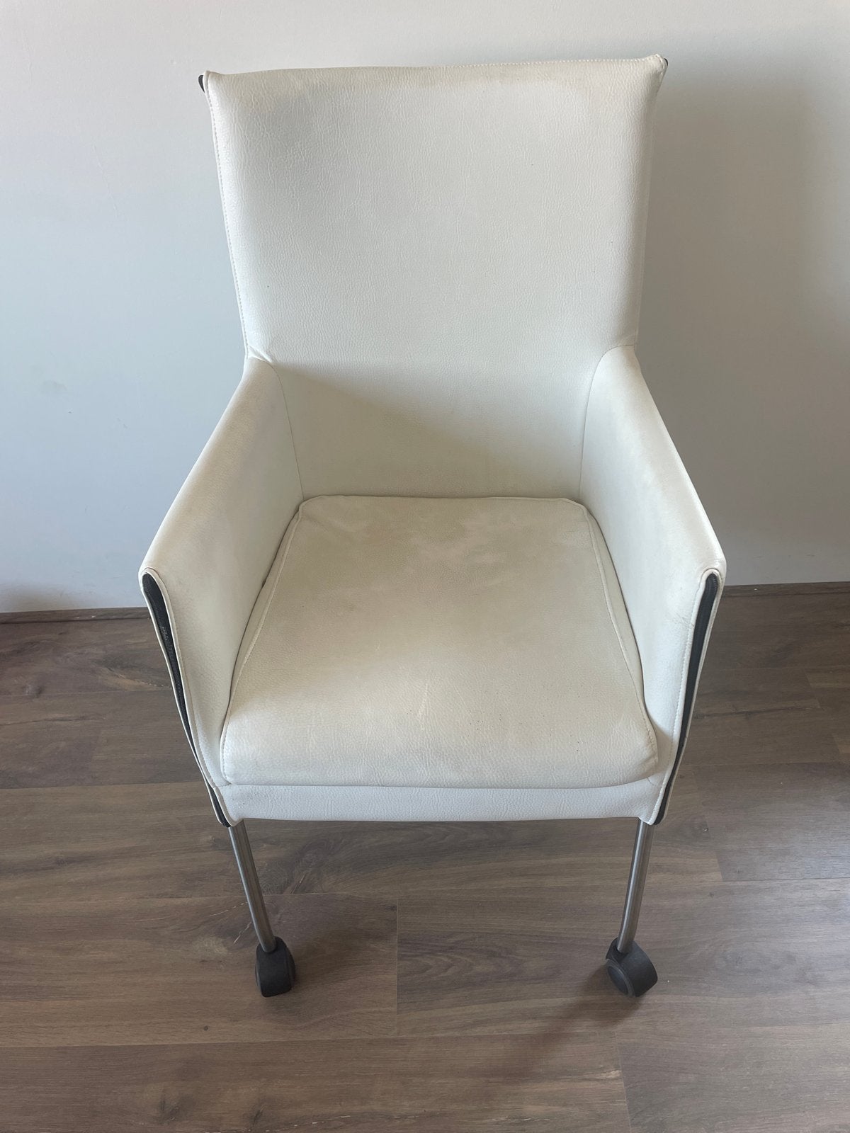 8x Witte kunstleren stoelen - Gebruikt, Ophalen, Kunststof, Gebruikt, Wit
