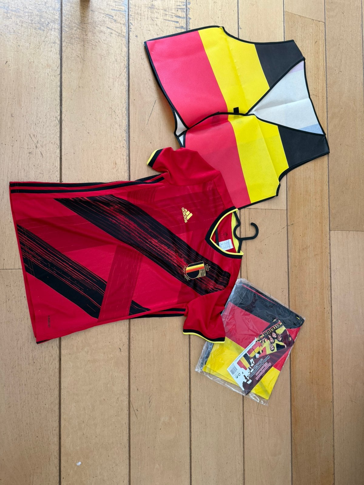 België - Belgisch voetbalshirt en 2 supporters-hesjes - WK, Verzamelen, Sportartikelen en Voetbal, Ophalen of Verzenden, Zo goed als nieuw
