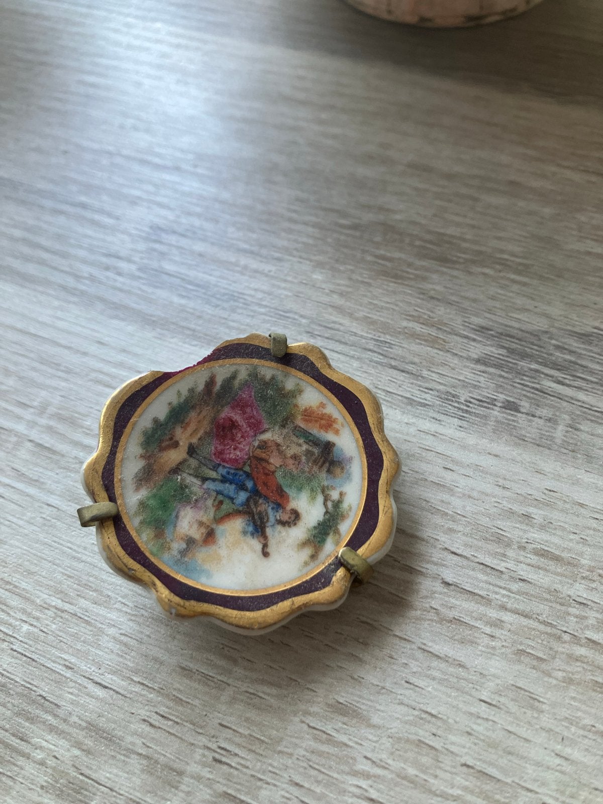 Vintage Broche met Romantische Scène - Handgeschilderd, Overige materialen, 4 tot 7 cm, Gebruikt, Overige kleuren