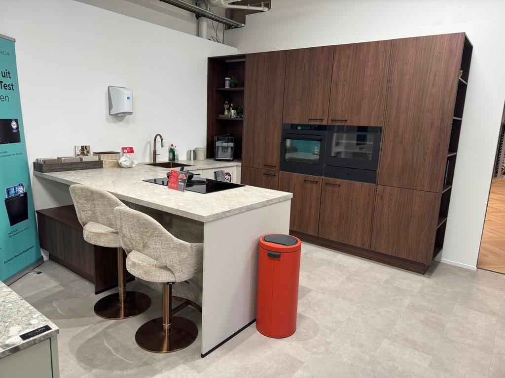 Showroom Moderne U-keuken met kookeiland en inbouwapparatuur, Ophalen, U-keuken, Bruin, Zo goed als nieuw