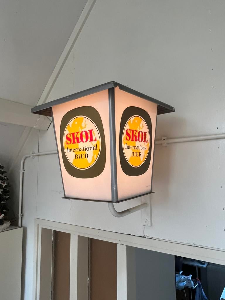 Mooie wandlamp van het biermerk Skol, Verzamelen, Ophalen, Gebruikt, Reclamebord, Plaat of Schild, Overige merken
