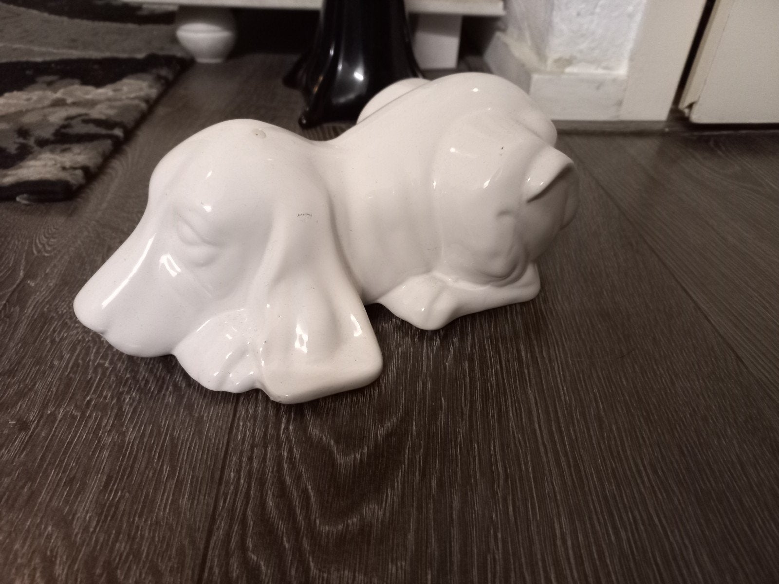 Keramieken beeldje slapende hond - wit, Antiek en Kunst, Ophalen of Verzenden