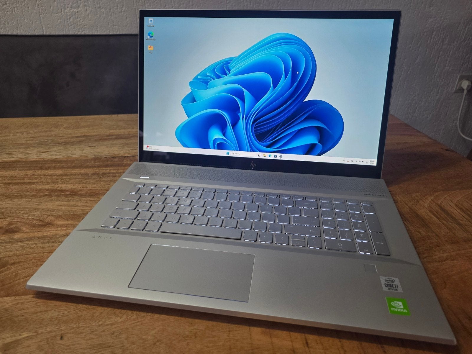 HP Envy 17 (inch) ~ i7 10th ~ 16 GB ~ NVIDIA Geforce MX250, Computers en Software, Ophalen, Met videokaart, 2 tot 3 Ghz, Qwerty