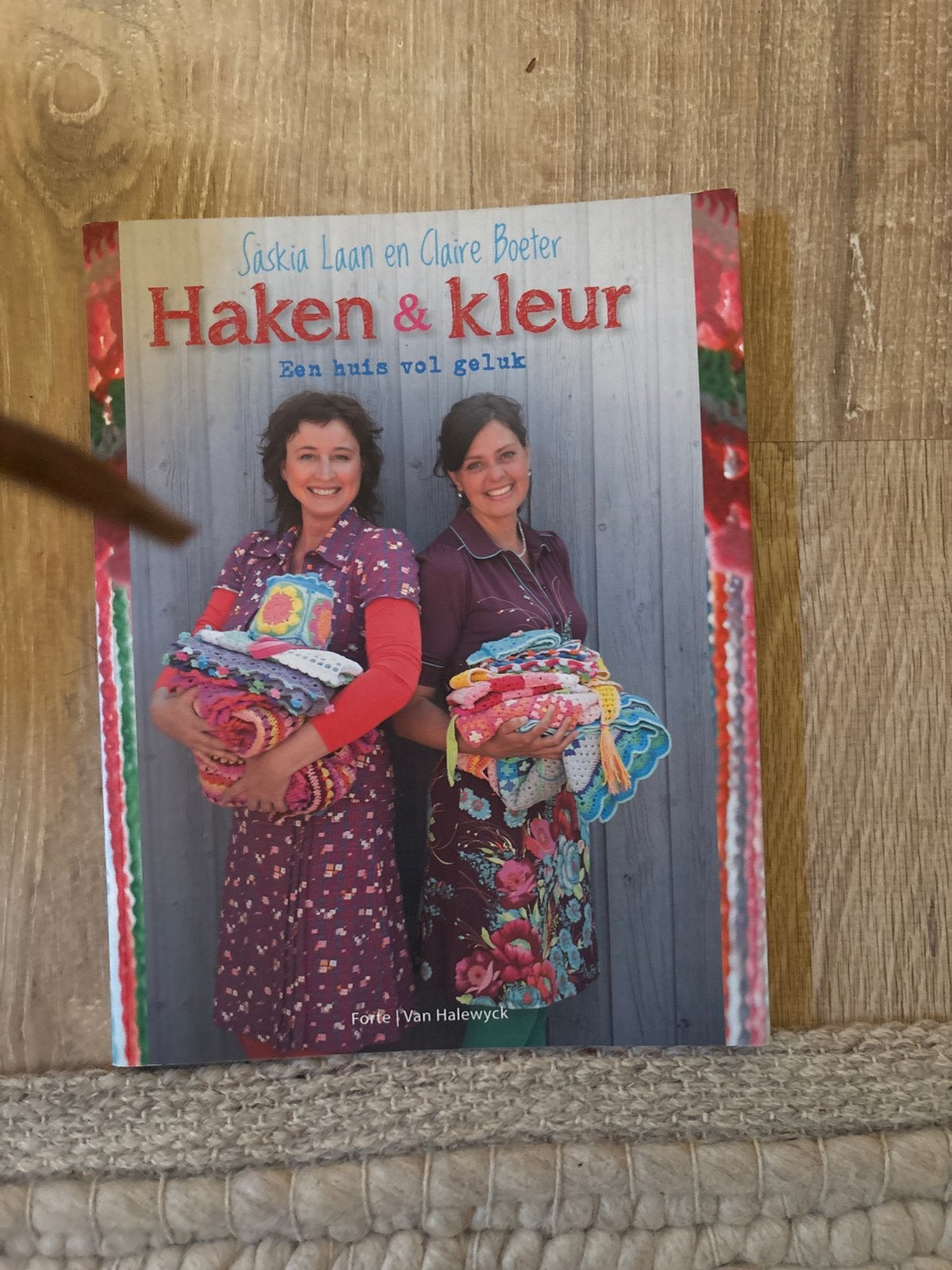 Haken & Kleur: Een huis vol geluk - Saskia Laan & Claire Boe, Boeken, Ophalen of Verzenden, Zo goed als nieuw, Breien en Haken