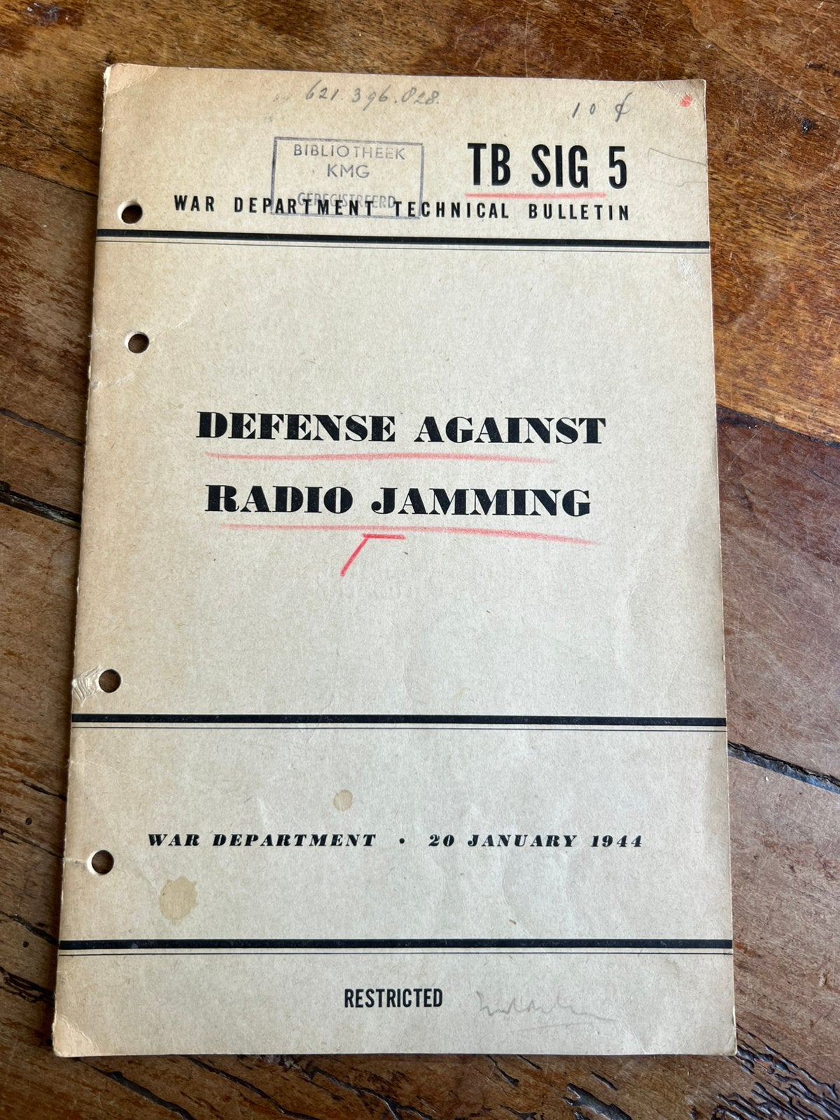 WO2 Amerikaans voorschrift defense radio jamming zender 1944, Verzamelen, Amerika, Verzenden, Boek of Tijdschrift