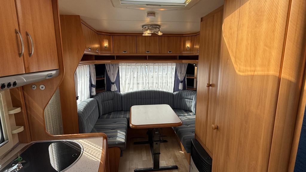 Hobby De luxe Easy 495 UL bouwjaar 2005 met voortent, Caravans en Kamperen, Caravans, Rondzit, Hobby, Bedrijf, 4 tot 5 meter