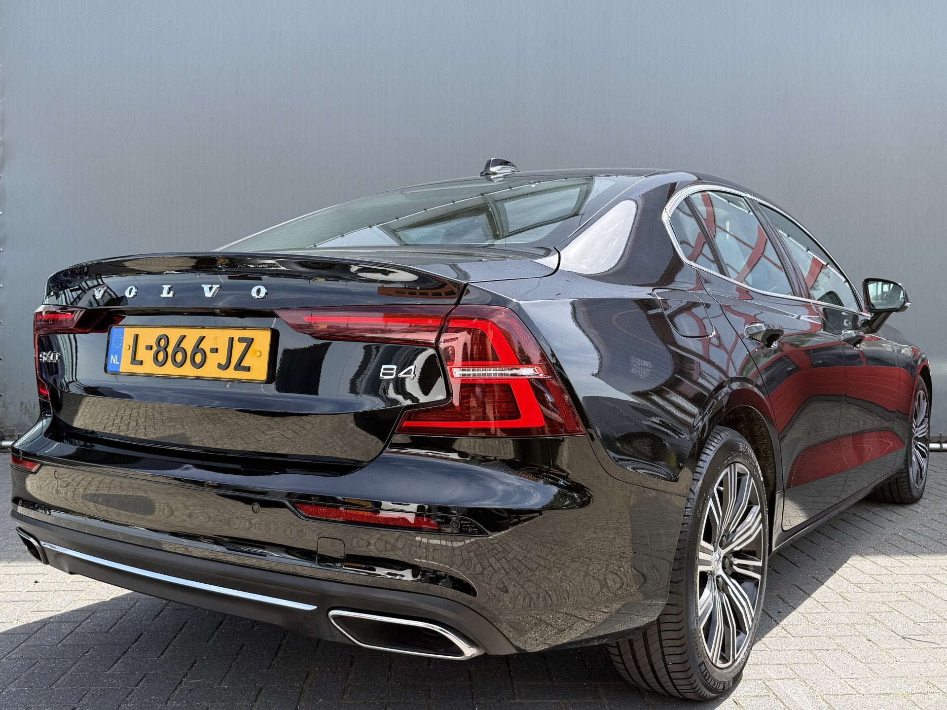 Volvo S60 BWJ 2021 2.0 B4 198 PK Inscription AUTOMAAT | FULL, Auto's, 4 cilinders, S60, Zwart, Hybride Elektrisch/Benzine