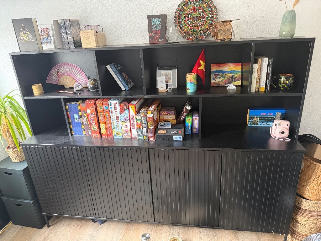 WOOOD Gravure kast Zwart Grenenhout, Ophalen, Met deur(en), Zo goed als nieuw, Minder dan 150 cm