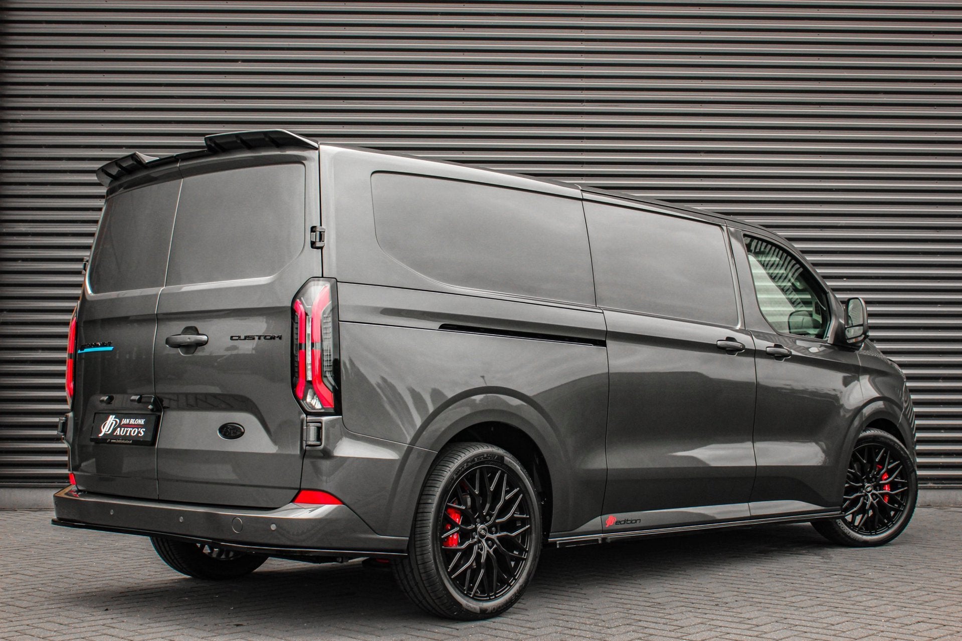 Ford E-Transit Cust. L2H1 Limited 71kWh 218PK 3-ZITS / JB-ED, Automaat, Dealer onderhouden, Achterwielaandrijving, Zwart