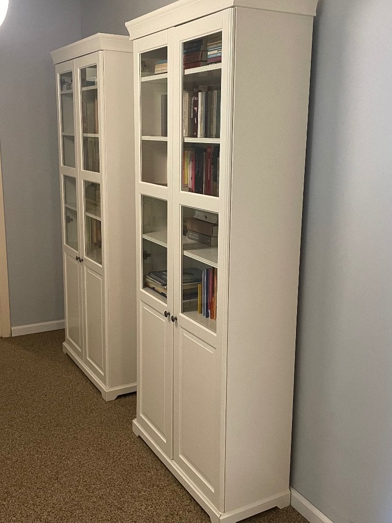 Te koop.  Twee witte boekenkasten met glazen deuren, Huis en Inrichting, Ophalen, Modern, Klassiek, Met deur(en), 200 cm of meer