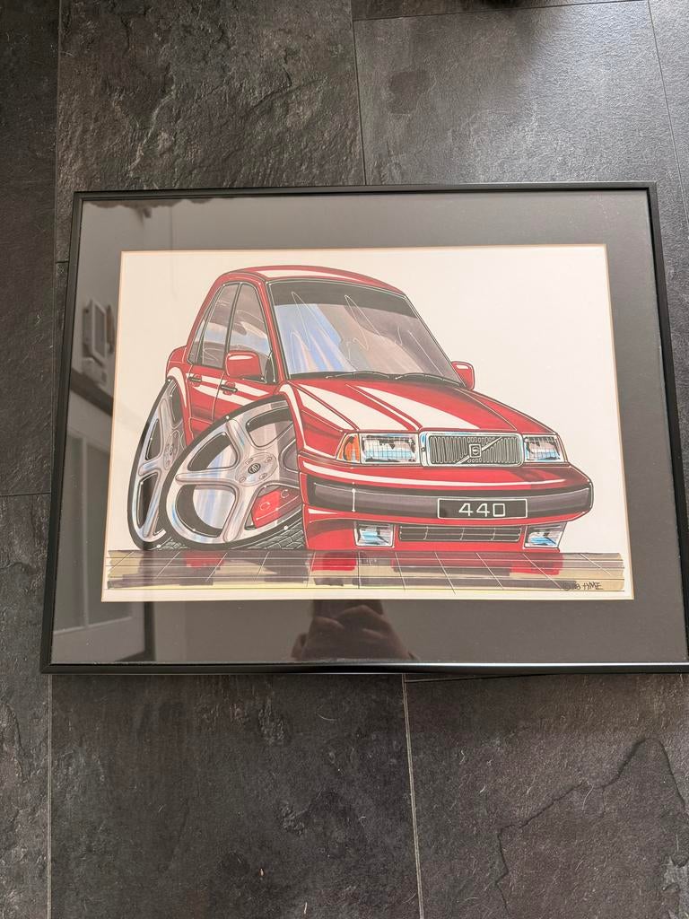 Ingelijste Caricatuur Tekening Volvo 440, Ophalen, Zo goed als nieuw, Hout, Minder dan 50 cm