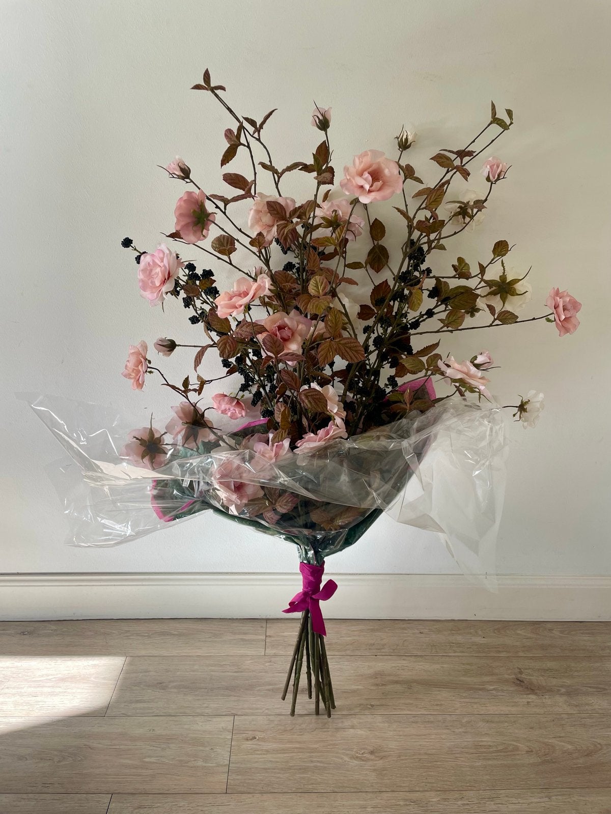 Royaal SILK-KA kunstboeket met roze rozen en bessen, Binnen, Roze, Silk-ka, Boeket