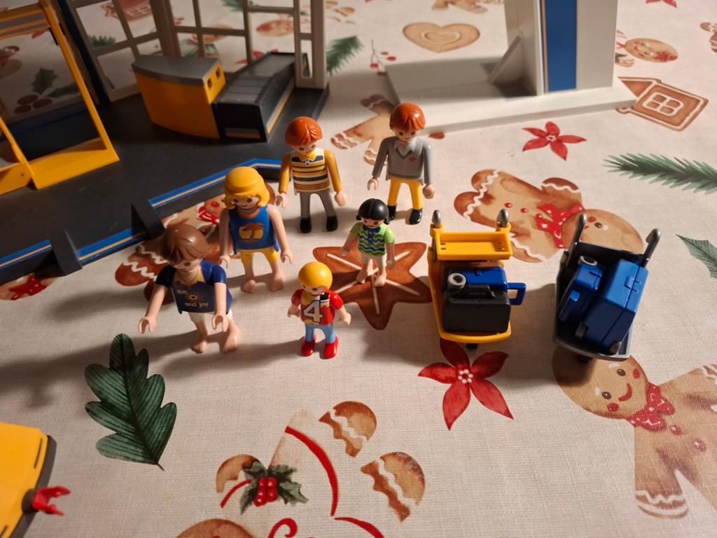 Foto 8 van Playmobil luchthaven met groot vliegtuig, helikopters,  ect.