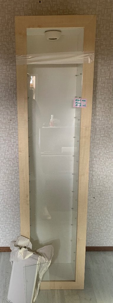 Set van 2 IKEA BERTBY Vitrinekasten (Wandmontage), Huis en Inrichting, Ophalen, Met deur(en), Zo goed als nieuw, Minder dan 100 cm
