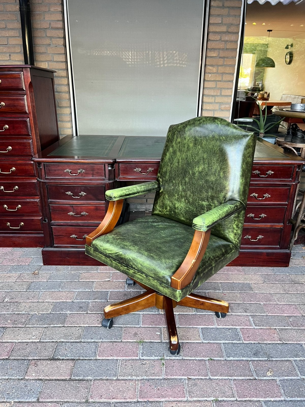 Engels bureau met kast en chesterfield bureau stoel, Huis en Inrichting, Ophalen of Verzenden, Zo goed als nieuw, 75 tot 100 cm