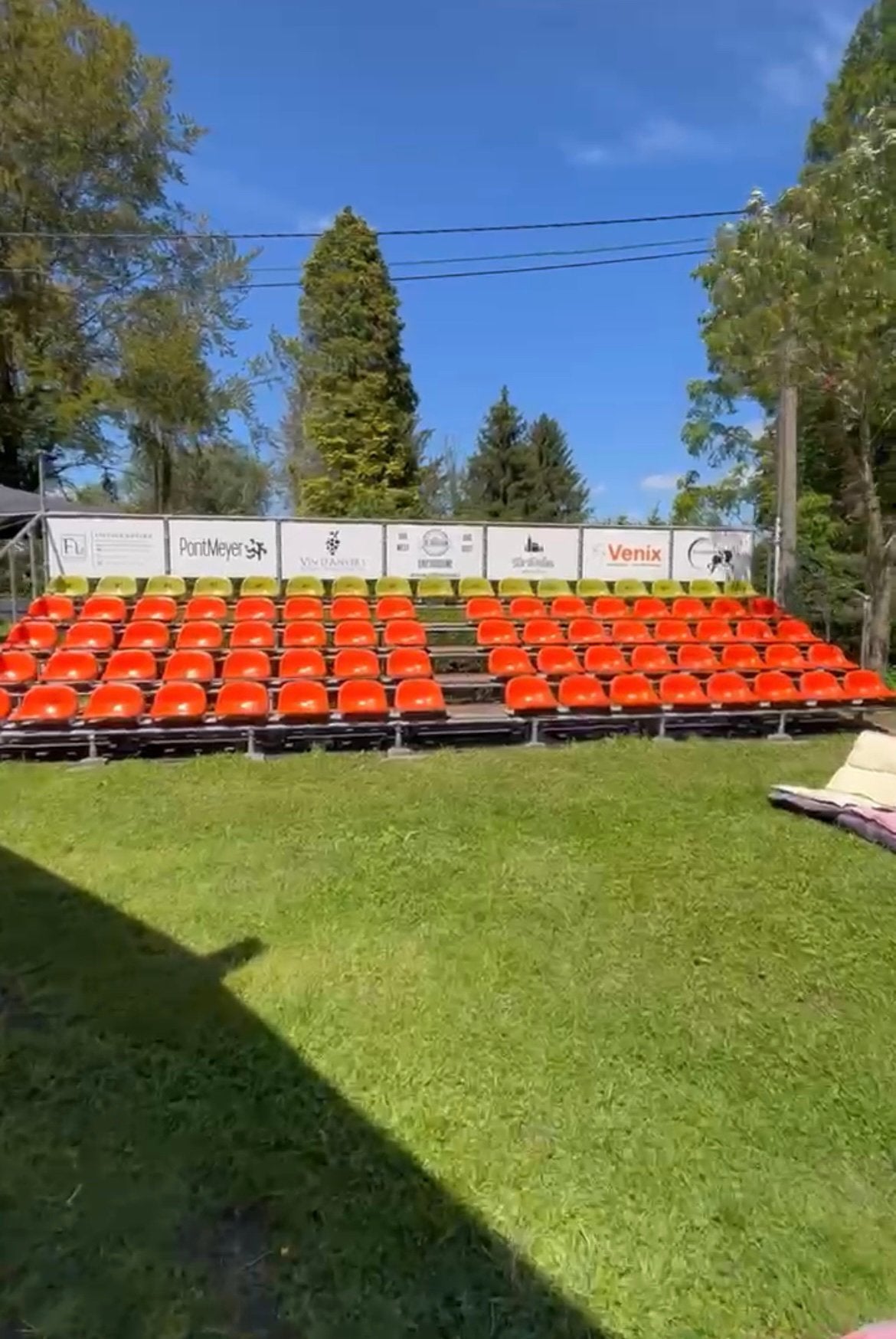 Oranje Tribune te koop! Modulair, uniek en veilig, Ophalen, Zo goed als nieuw
