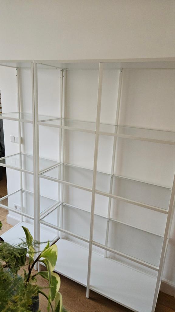 Twee IKEA Vittsjö stellingkasten met glazen planken, Ophalen, Met plank(en), Gebruikt, Modern, industrieel