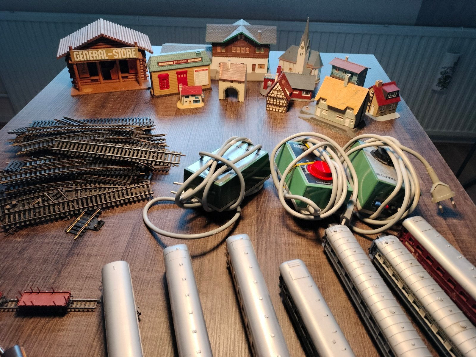 Grote modelbouw treinbaan set met diverse toebehoren, Hobby en Vrije tijd, Ophalen, Gebruikt, Locomotief, Jouef