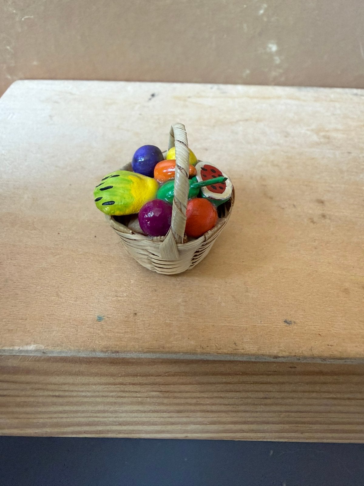 Mand met fruit - hxb 2.8x2.5cm - hout, Ophalen of Verzenden, Zo goed als nieuw, Poppenhuis