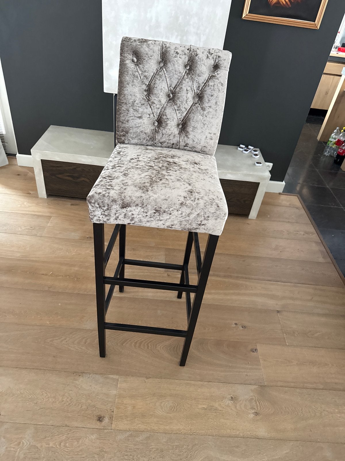 Luxe Bankstyle barkruk - Grijs fluweel met knopen, Ophalen of Verzenden, Zo goed als nieuw, Metaal, 90 cm of meer