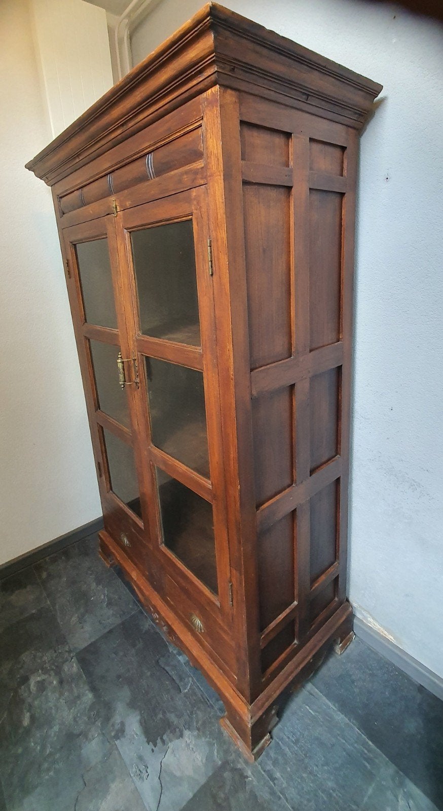 Foto 3 van Antieke houten vitrinekast 181 cm hoog met glazen deuren