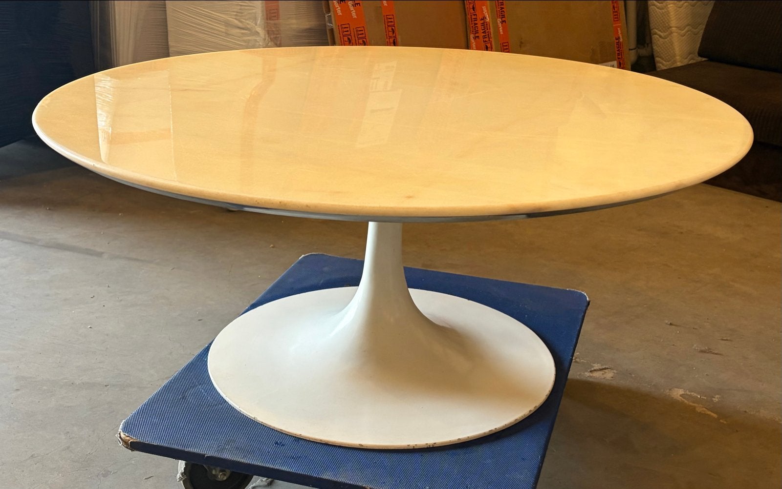 Salontafel in Saarinen stijl - Crème wit geaderd marmer, Huis en Inrichting, Tafels | Salontafels, Overige materialen, 100 tot 150 cm