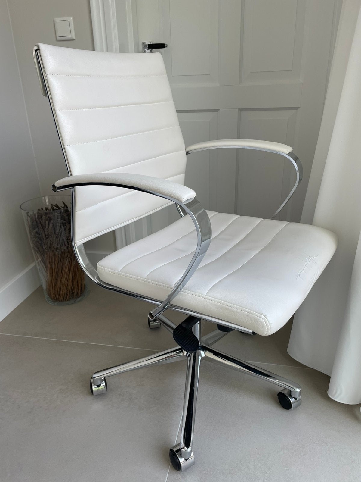 Design bureaustoel met witte bekleding en chromen onderstel, Ophalen, Gebruikt, Wit, Bureaustoel