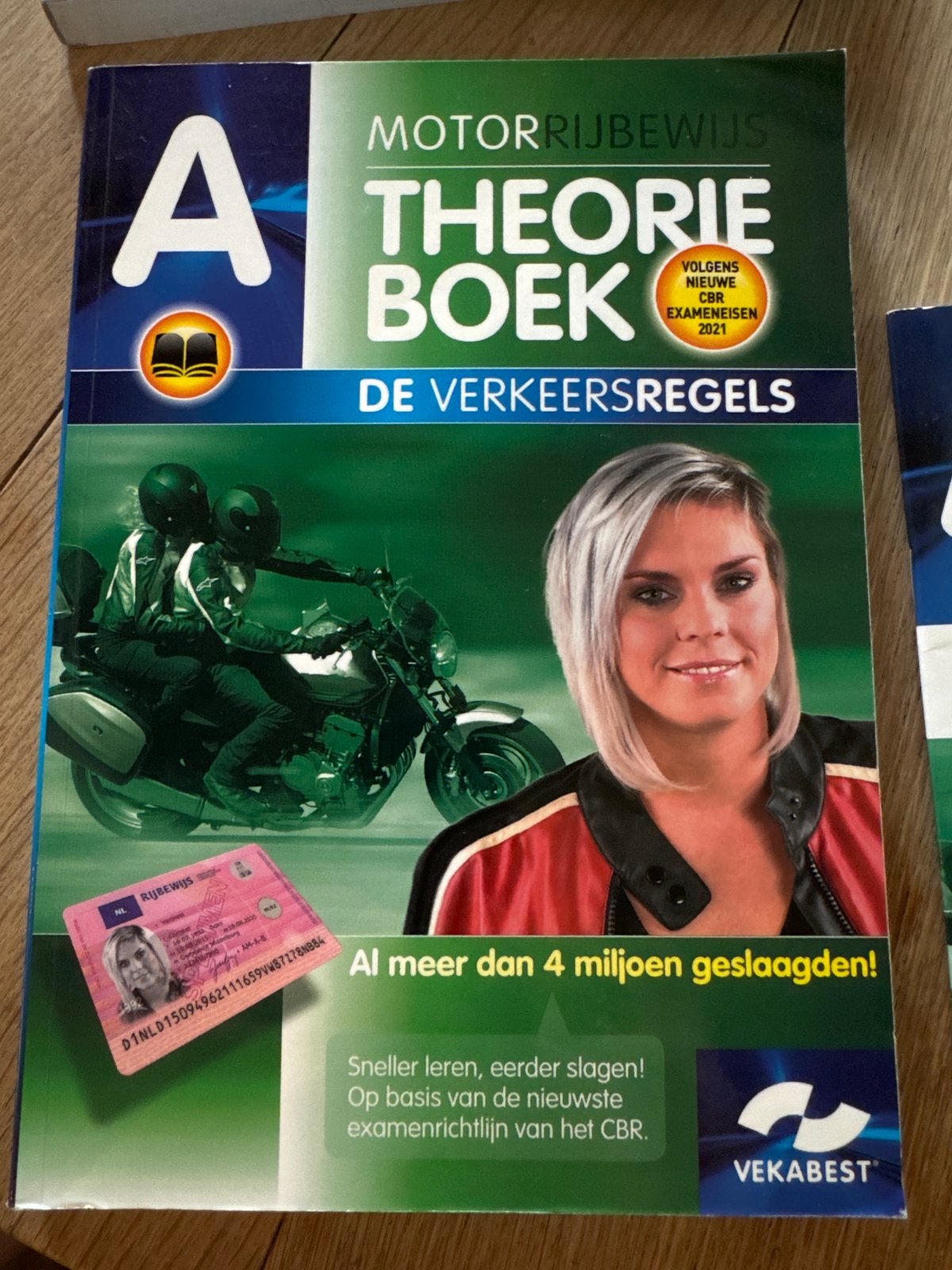 Theorieboek motorrijbewijs A + samenvatting (Vekabest), Boeken, Ophalen of Verzenden, Zo goed als nieuw, Overige niveaus