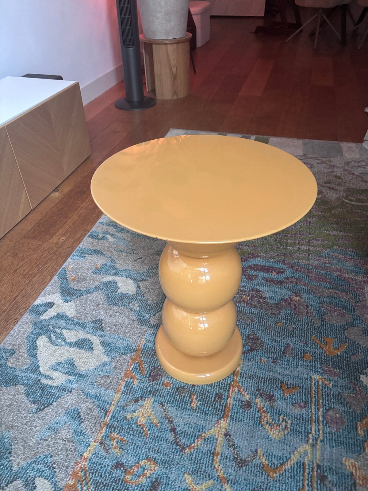 Okergeel bijzettafel met bolvormige poot, Huis en Inrichting, Tafels | Bijzettafels, Minder dan 55 cm, Gebruikt, Metaal of Aluminium