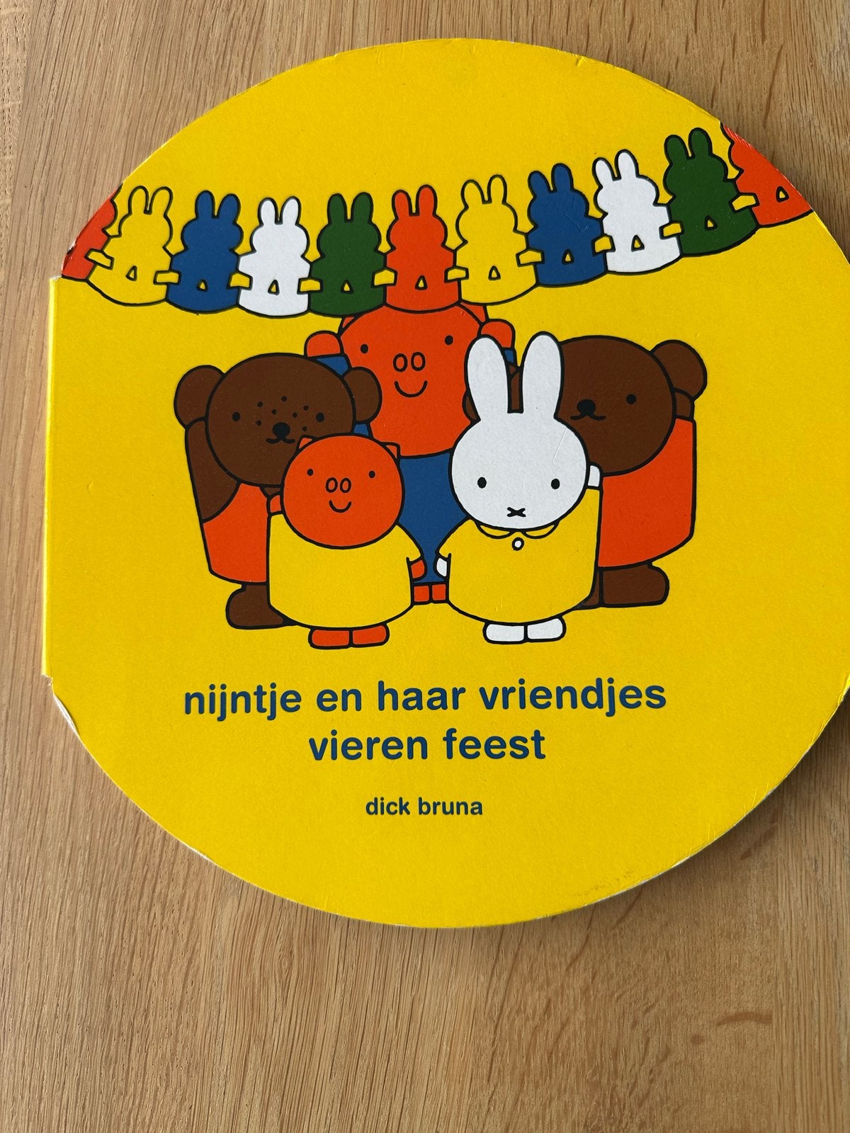 Nijntje en haar vriendjes vieren feest - Dick Bruna, Ophalen of Verzenden, Zo goed als nieuw, Uitklap-, Voel- of Ontdekboek, 0 tot 6 maanden