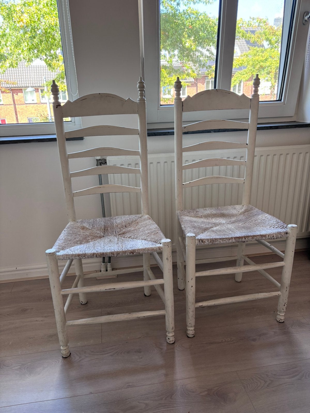 Brocante stoelen, Huis en Inrichting, Ophalen, Gebruikt, Wit, Twee