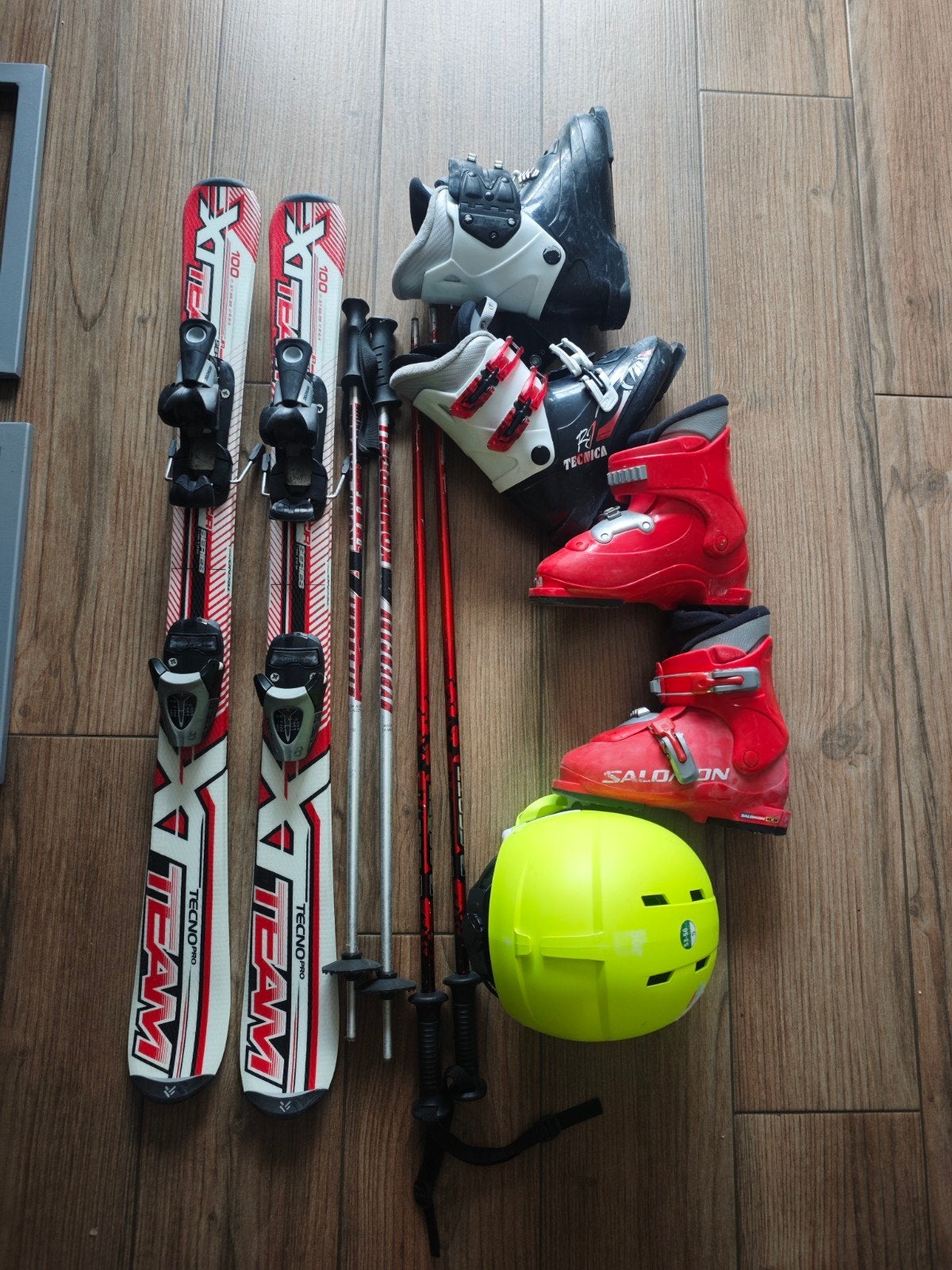 Complete ski set voor kind (helm en 2 paar schoen en stokjes, Sport en Fitness, Skiën en Langlaufen, Gebruikt, 100 tot 140 cm
