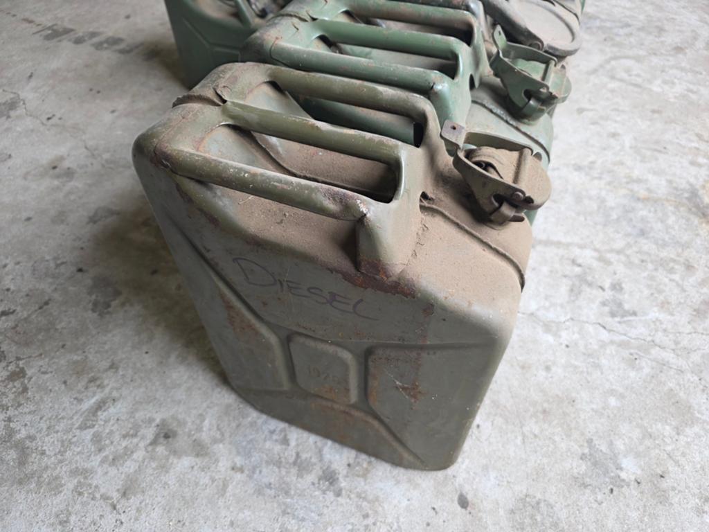 Oude militaire jerrycans - Diesel - Vintage opslag, Auto diversen, Overige Auto diversen, Ophalen of Verzenden