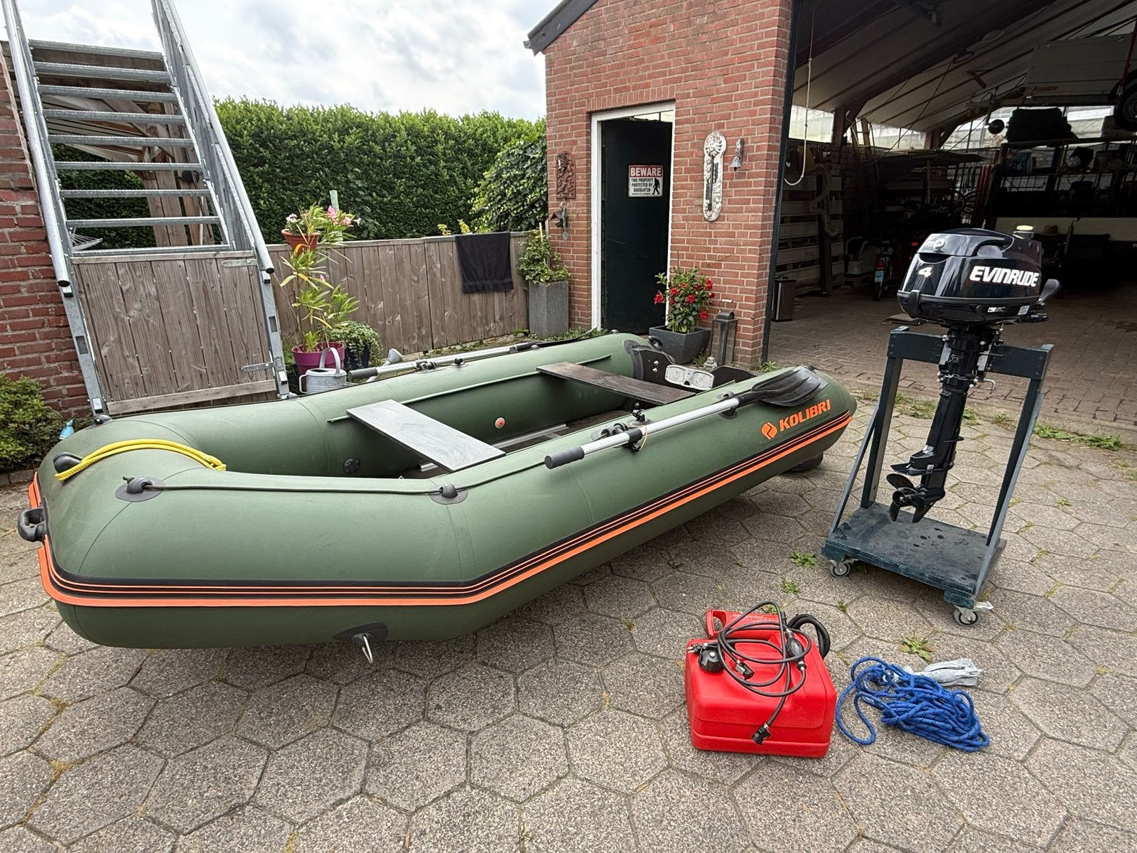 Rubberboot Kolibri KM-330D karperboot met 4pk 4takt motor, Ophalen, Gebruikt, Kolibri, Brandstoftank