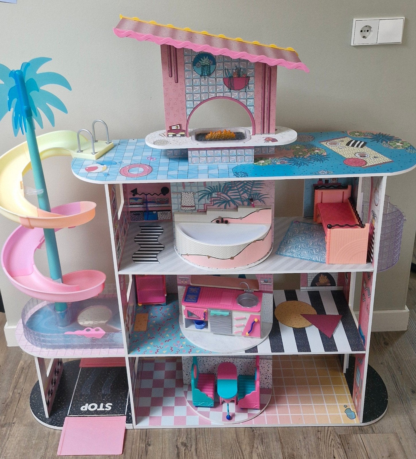Groot L.O.L. Surprise! Poppenhuis met meubels en glijbaan, Ophalen, Zo goed als nieuw, Poppenhuis